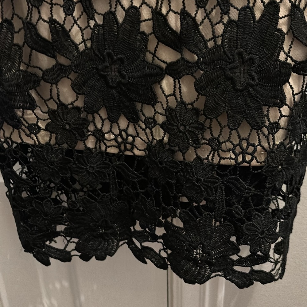Lace dress - Picture 4 of 4